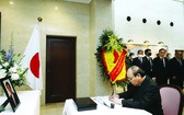 國家主席阮春福在弔唁簿留言。