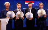 歐盟財長在比利時布魯塞爾舉行簽字儀式，歐盟批准克羅地亞明年1月1日起使用歐元。AP圖