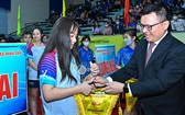 《人民報》社總編輯黎國明向參賽隊伍贈送紀念章。