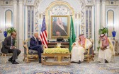 美總統拜登(左二)同沙特國王薩勒曼(右二)舉行會談。