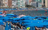 西班牙經歷熱浪，沙灘人頭湧湧。