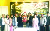 市民族處主任黃文鴻玉(左五)和代表團 向林同省民族處領導贈送禮物。