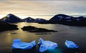 格陵蘭島附近的一座大型冰山正在漂走。