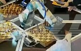 俄羅斯1名男童在與AI機器人下棋時，疑似因為動作過快，遭到機器人襲擊、手指骨折。（圖／翻攝自推特）
