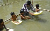 孟加拉國的孩子們在學習如何游泳。