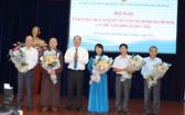 市委副書記阮胡海送花祝賀市越南祖國陣線委員會新任主席、副主席和委員。