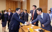 政府總理范明政與韓國企業交談。
