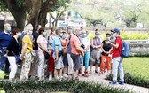外國遊客參觀河內文廟。