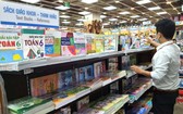 學生在書局購買教科書。