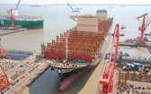 全球最大集裝箱船在上海出塢