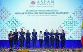 越南外交部長裴青山(左四)出席會議。