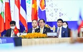 越南外交部長裴青山（中）在會議上發表。
