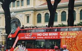 遊客乘坐雙層巴士遊覽本市。