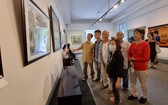 華人畫家前往參觀畫展。
