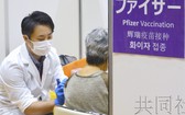 圖為民眾在接種第四劑新冠疫苗。5月25日攝於東京都港區。（共同社）