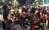 觀眾在阮惠步行街與樂隊進行文化交流。