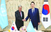 在首爾龍山總統府，韓總統尹錫悅（右）會見到訪的聯合國秘書長古特雷斯。