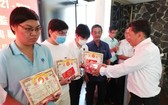 蘇氏宗祠理事長蘇文光向大學生們頒獎。