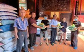 霞漳會館理事們向清貧者派發盂蘭節禮物。