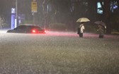 林佳鋒 2022年8月9日 週二 上午10:44 圖片 南韓首爾地區8日起降下大雨，造成7死6失蹤，江南區路面變成一條小河。美聯社