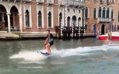 一對男女在威尼斯大運河沖浪。
