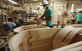 鐵丹有限責任公司的工廠生產室內木器。