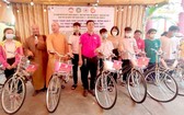 清貧學生獲贈送自行車及現金都感到很開心。