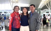 黃茹（中）跟父母在機場合影
