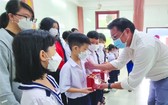 Sweet Home餅家總經理劉立政發月餅給學生。