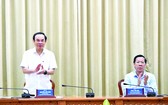 市委書記阮文年指導會議和市人委會主席潘文邁主持會議。