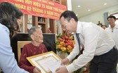 市委副書記阮文孝向鄭氏小頒授75年黨齡紀念章。