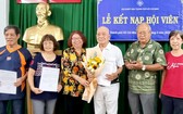 市各民族文學藝術協會常值副主席張四妹(左三)前來祝賀獲接納會員的華人攝影家。