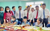 市領導探訪黎貴惇小學的學生。