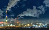 燃煤發電廠排放的廢氣造成了空氣污染。