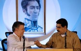 委內瑞拉總統馬杜羅（右）與哥倫比亞總統桑托斯11日會商。（湯森路透）