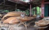 同塔省巴台造船工藝村的熟練工匠正在工作。