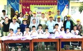 培德精舍代表團與靖邊縣芽鵬鎮的小學生合照。