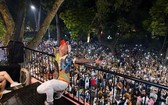 男歌手俊興在杭凱街私家陽台上組織的免費現場表演吸引很多觀眾。
