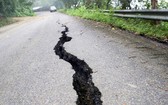 墨西哥19日才發生規模7.6大地震，22日再爆6.8強震。圖為19日地震造成路面裂開。（圖／路透社）