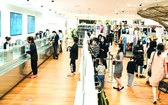 消費者在現代商業中心購物。