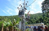 萊州省電力公司為411家特困鄉民戶首次供應國家電網的電源。