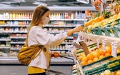 一名北歐婦女在當地超市選購貨物。（示意圖：互聯網）