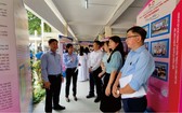 第五郡越南祖國陣線委員會主席黎晉才(左一)與各會館、代表參觀“胡志明文化空間”。