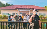 泰國東北部一所保育中心傳槍擊案，一名警察在現場執勤。（圖：新華社）
