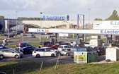 法國多家煉油廠因罷工關閉導致供油緊張，大量汽車在當地一家加油站前排起長隊。（圖：互聯網）