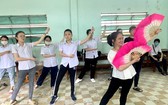 駱桂雯老師不遺餘力教導學生舞蹈。