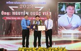 越南勞動總聯團常務副主席陳清海（左）和市人委會副主席武文歡向模範企業頒發獎狀和紀念章。