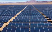 圖為設在沙漠上的一個太陽能發電場項目。（圖：互聯網）