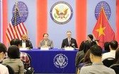 美國國務院負責東亞和太平洋事務的助理國務卿克里滕布林克會見越南記者。圖：(越通社）