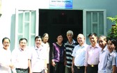 諸位領導和穗城會館理事長盧耀南(右四) 向華人貧困戶移交“溫情屋”。